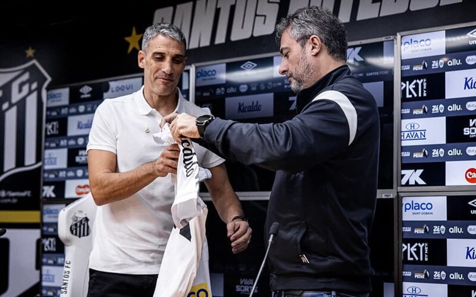 Vojvoda foi apresentado no Santos na última terça-feira (26) ao lado do Diretor Executivo Alexandre Mattos. (Foto: Raul Baretta/ Santos FC)