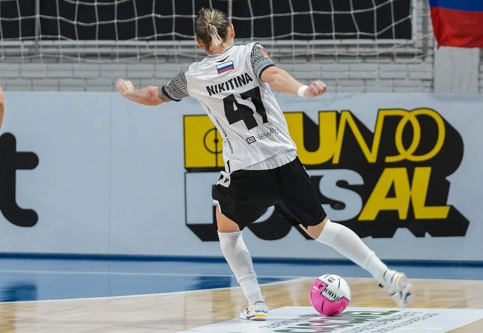 O La Perla (de preto) na derrota para equipe russa na Copa Mundo do Futsal Feminina (Foto: Maurícia Moreira)