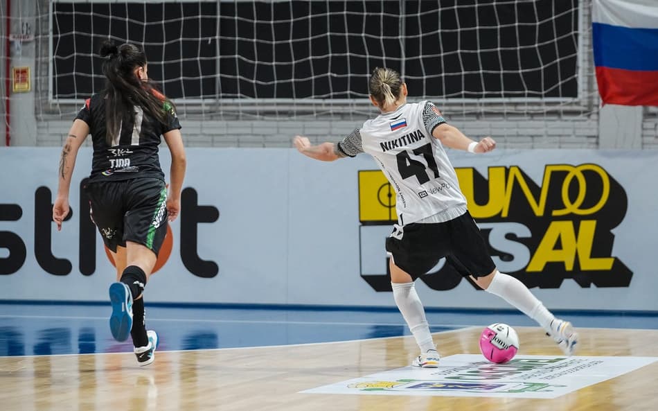 O La Perla (de preto) na derrota para equipe russa na Copa Mundo do Futsal Feminina (Foto: Maurícia Moreira)