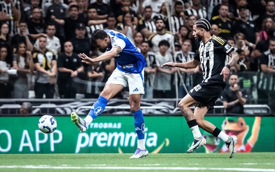 Zagueiro Fabrício Bruno marca primeiro gol do Cruzeiro contra o Atlético-MG (Foto: Gustavo Aleixo/Cruzeiro)