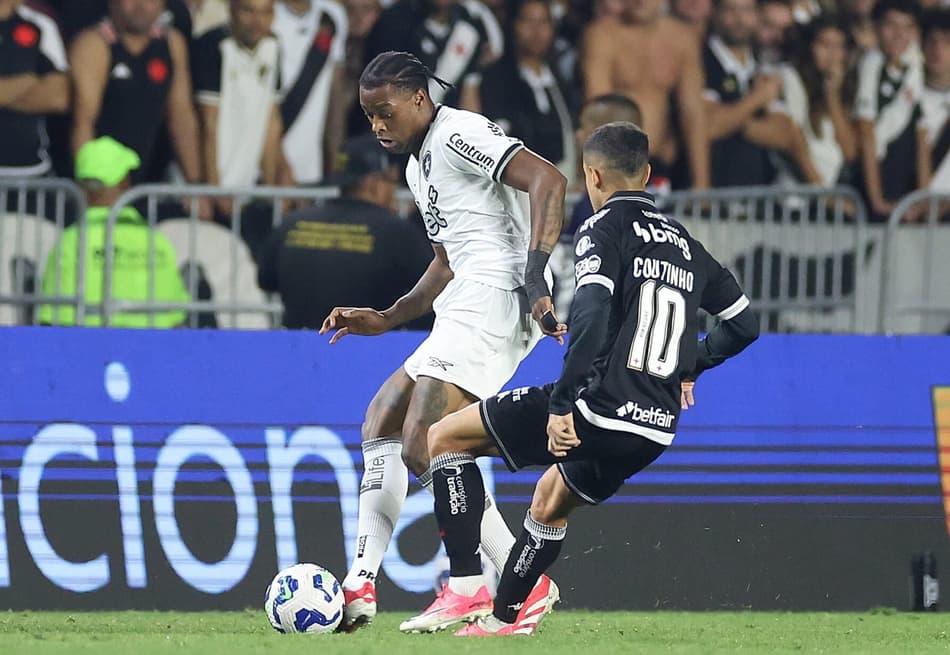 Kaio Pantaleão e Coutinho no duelo entre Vasco e Botafogo (Foto: Vítor Silva/Botafogo)