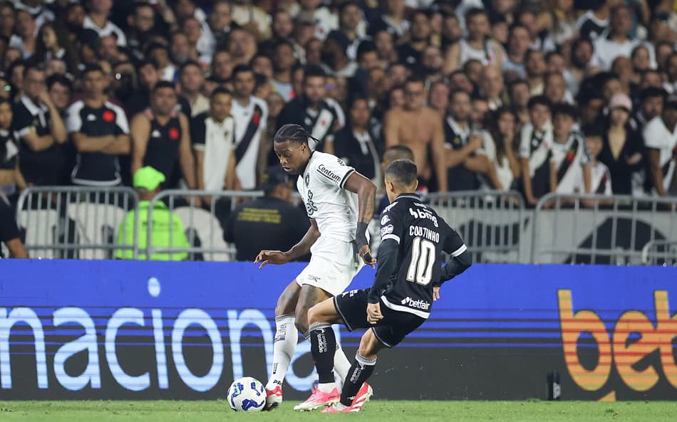 Kaio Pantaleão e Coutinho no duelo entre Vasco e Botafogo (Foto: Vítor Silva/Botafogo)