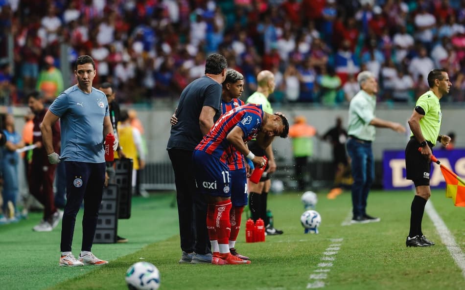 Rogério Ceni orienta Pulga e Lucho em jogo contra o Fluminense (Foto: Letícia Martins / EC Bahia)