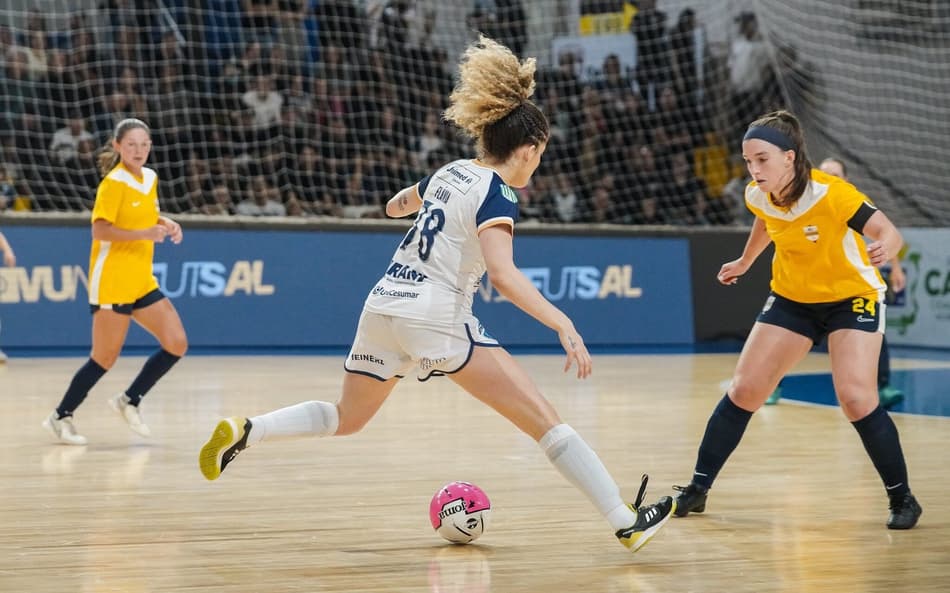 O Stein Cascavel (de branco) busca o tetra da Copa Mundo do Futsal Feminina (Foto: Maurício Moreira/Divulgação)