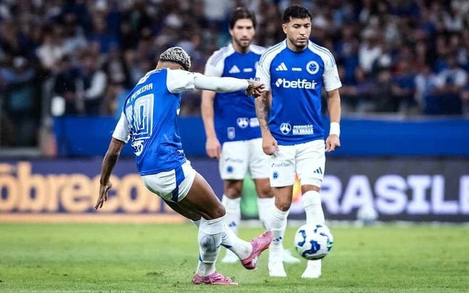 Matheus Pereira, de falta, faz o gol do Cruzeiro contra o São Paulo (Foto: Gustavo Aleixo/Cruzeiro)