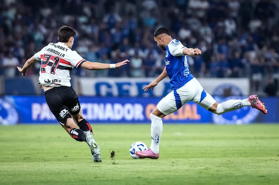 Wanderson, do Cruzeiro, cerca do por Bobadilla, do São Paulo (Foto: Gustavo Aleixo/Cruzeiro)