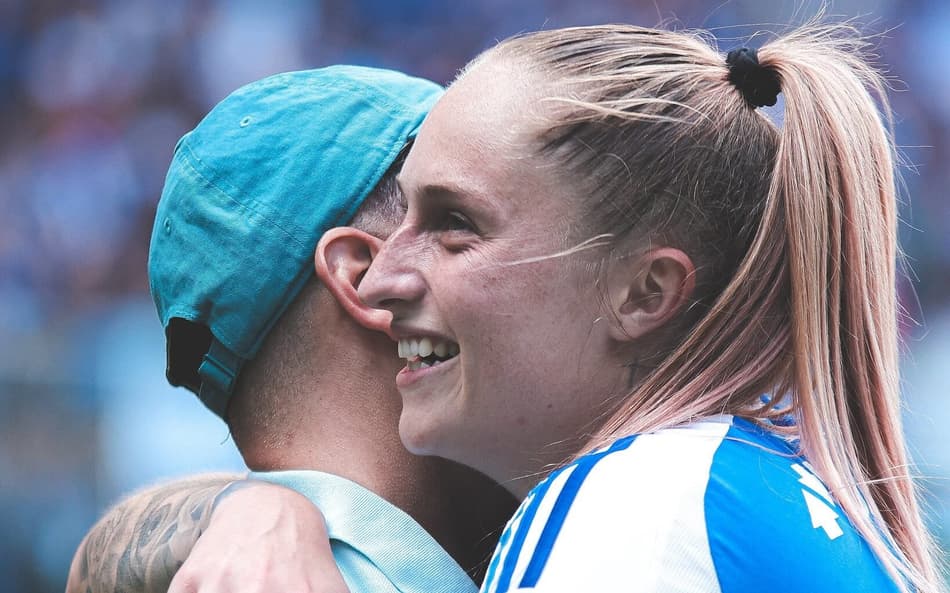 Isa Haas abraça técnico Jonas Urias em comemoração da classificação do Cruzeiro à final do Brasileirão Feminino. (Foto: Gustavo Martins/ Cruzeiro)