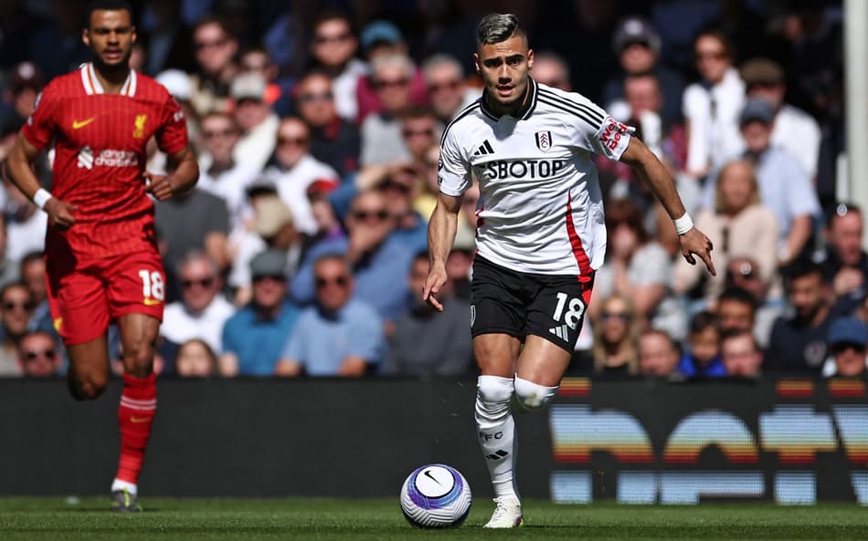 Andreas Pereira em ação em Fulham x Liverpool