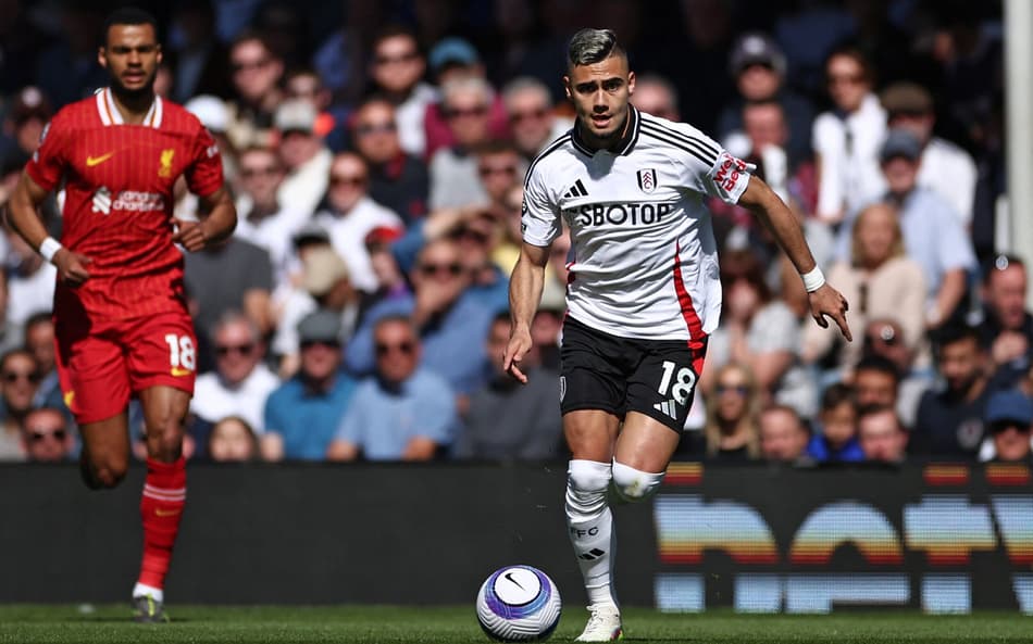 Andreas Pereira em ação em Fulham x Liverpool