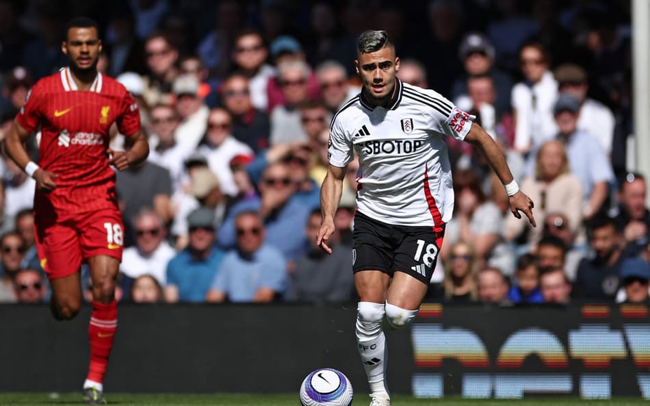 Andreas Pereira em ação em Fulham x Liverpool