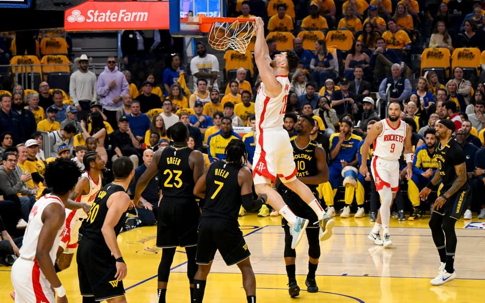 Alperen Sengun, do Houston Rockets, em enterrado contra o Golden State Warriors nos playoffs da NBA (Foto: David Dow/NBAE via Getty Images/AFP)