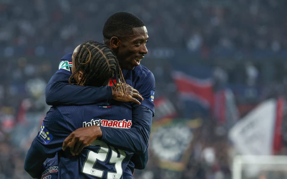Barcola e Dembélé comemoram gol do PSG contra o Reims (Foto: Franck Fife/AFP)