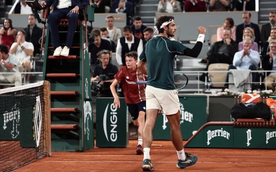 O italiano Lorenzo Musetti na partida contra o espanhol Carlos Alcaraz em Roland Garros (Foto: Thibaud MORITZ / AFP)