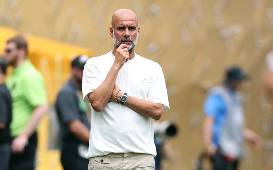 Guardiola na beira de campo em Manchester City x Wydad Casablanca no Mundial (Foto: CHARLY TRIBALLEAU / AFP)