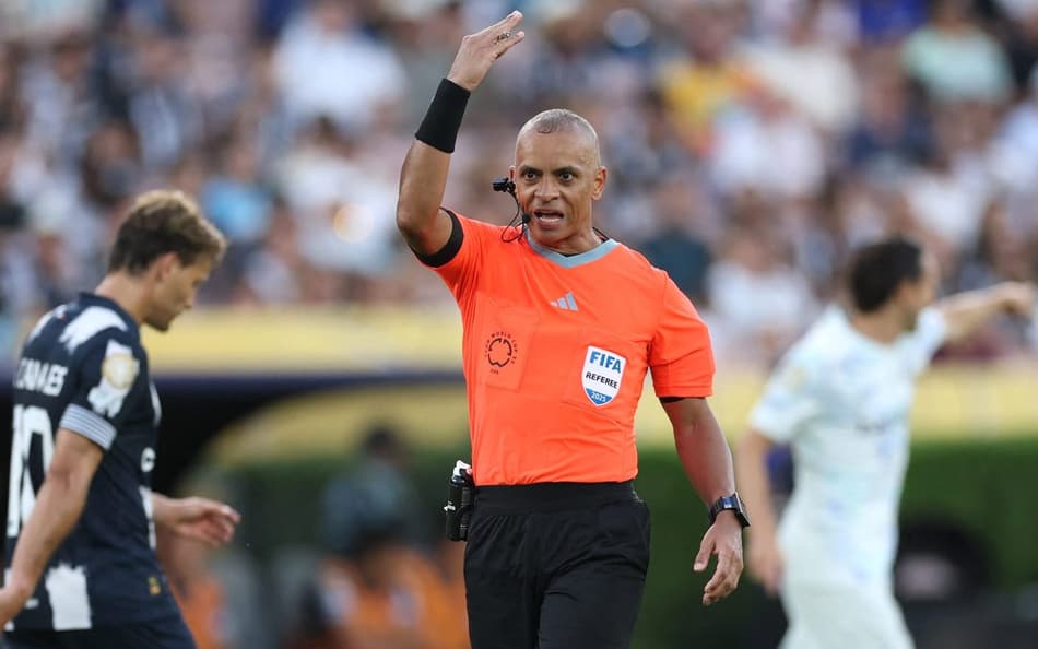 Wilton Pereira Sampaio apitará duelo entre PSG e Inter Miami (Foto: Stu Forster/AFP)