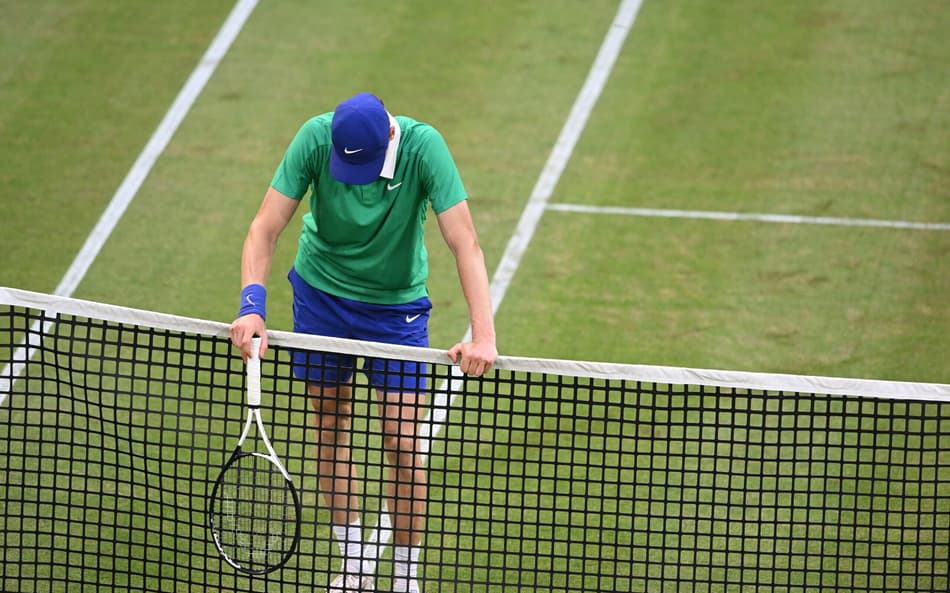 Alexander Bublik, do Cazaquistão, reage ao final da partida de tênis individual masculino contra o italiano Jannik Sinner no torneio de tênis Halle Open ATP, em Halle, em 19 de junho de 2025. (Foto de CARMEN JASPERSEN / AFP)