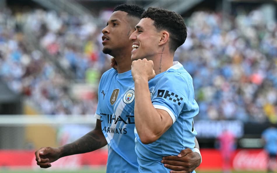Savinho e Phil Foden comemoram gol do Manchester City contra a Juventus (Foto: Chandan KHANNA / AFP)