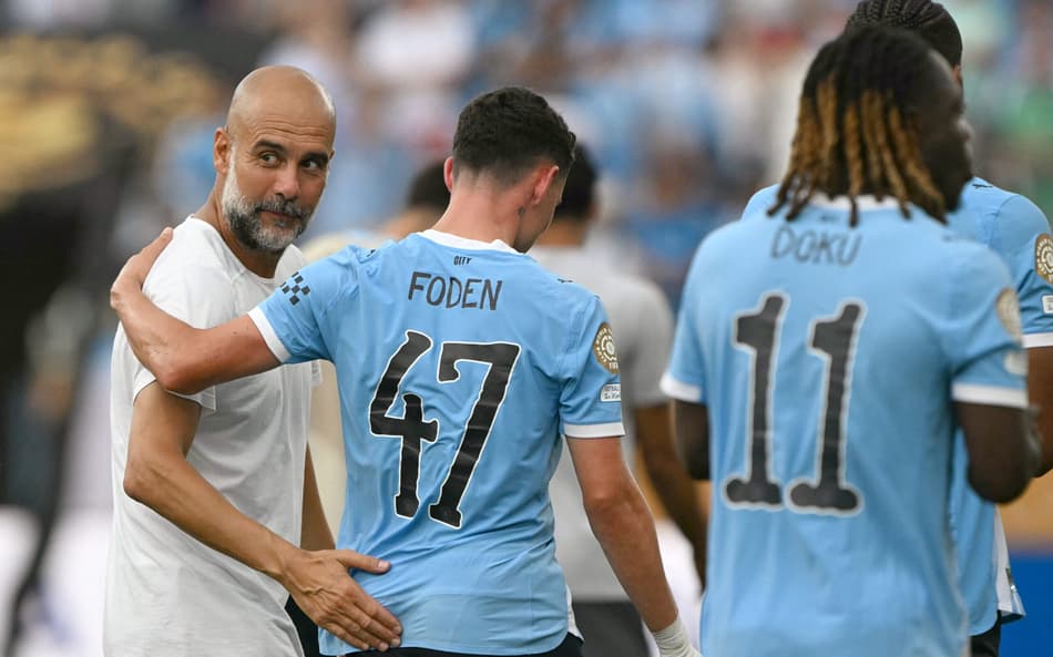 Pep Guardiola comemora vitória do Manchester City (Foto: PATRICIA DE MELO MOREIRA / AFP)