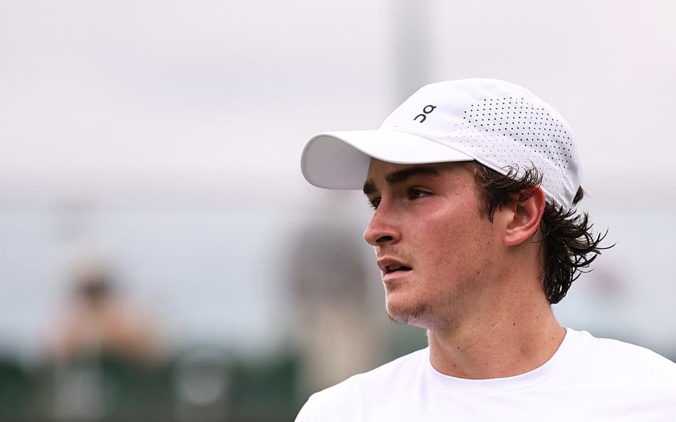 João Fonseca na partida contra o americano Jenson Brooksby em Wimbledon (Foto: HENRY NICHOLLS / AFP)