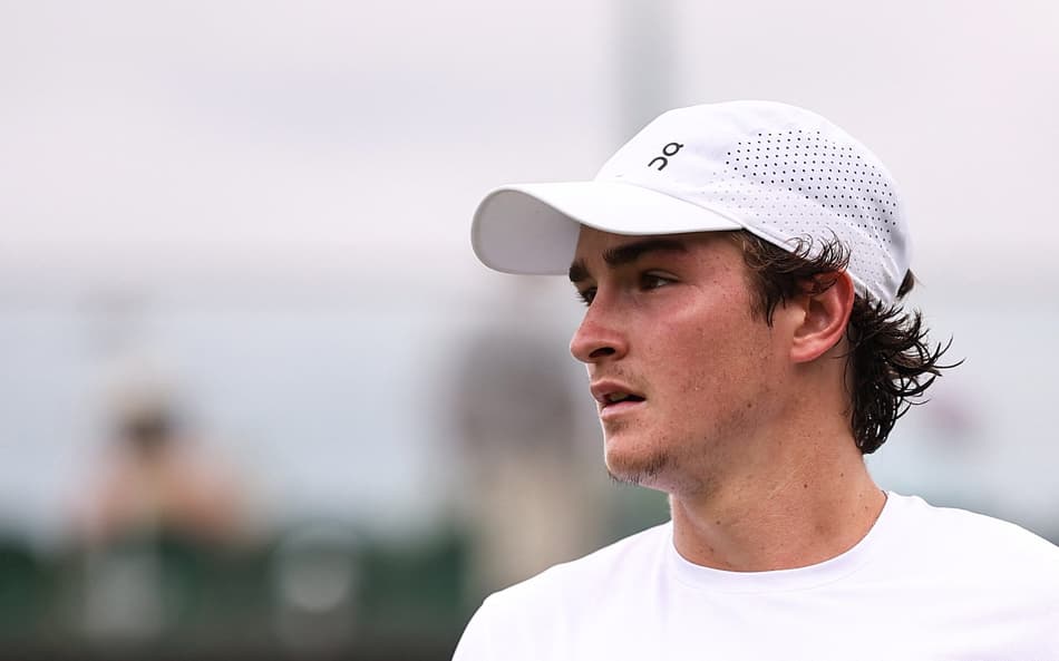 João Fonseca na partida contra o americano Jenson Brooksby em Wimbledon (Foto: HENRY NICHOLLS / AFP)