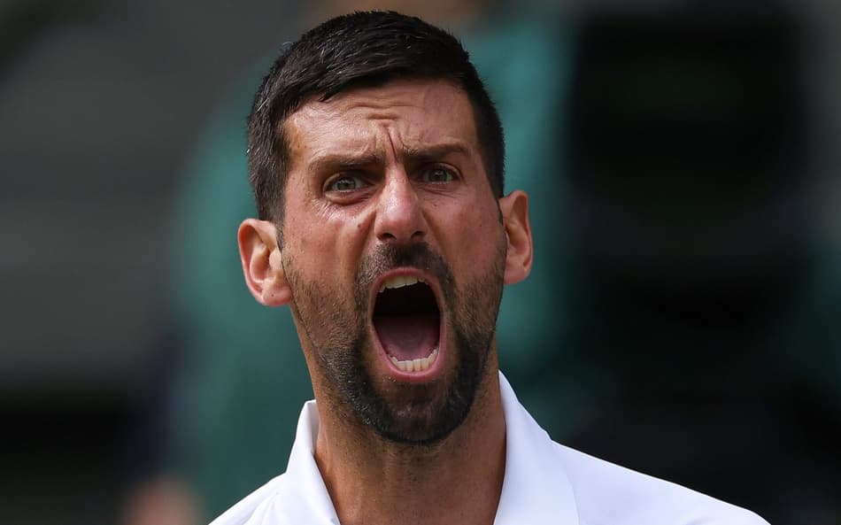 O sérvio Novak Djokovic comemora ponto na partida contra o australiano Alex De Minaur (Foto: Adrian Dennis / AFP)