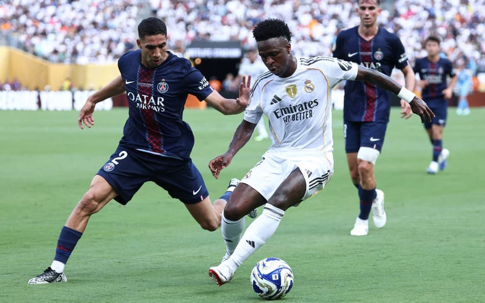 Vini Jr em ação pelo Real Madrid contra o PSG (Foto: FRANCK FIFE / AFP)