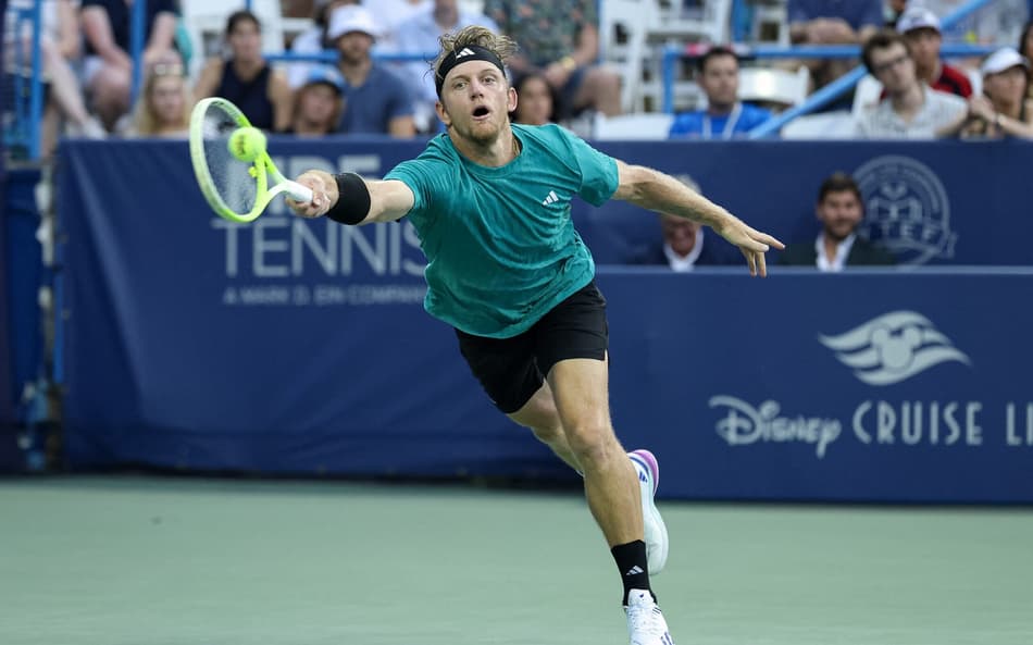 O espanhol Alejandro Davidovich Fokina na derrota para o australiano Alex De Minaur na final de Washington (Foto: Scott Taetsch/AFP)