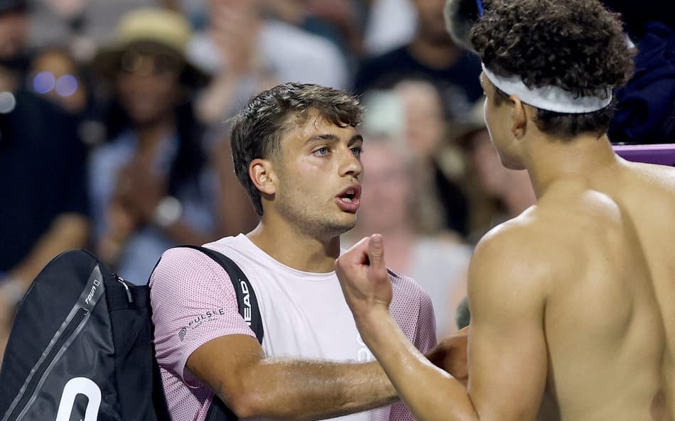 O italiano Flavio Cobolli e o americano Ben Shelton discutem após a partida em Toronto (Foto: Matthew Stockman/Getty Images/AFP)