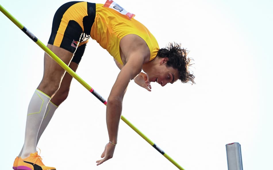 O sueco Armand Duplantis bate, mais uma vez, o recorde mundial do salto com vara (Foto: Attila KISBENEDEK / AFP)