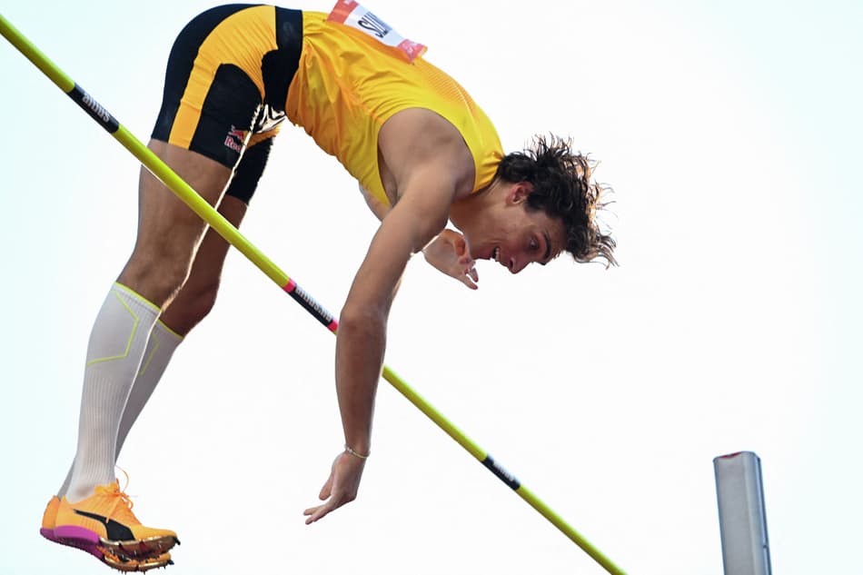 O sueco Armand Duplantis bate, mais uma vez, o recorde mundial do salto com vara (Foto: Attila KISBENEDEK / AFP)