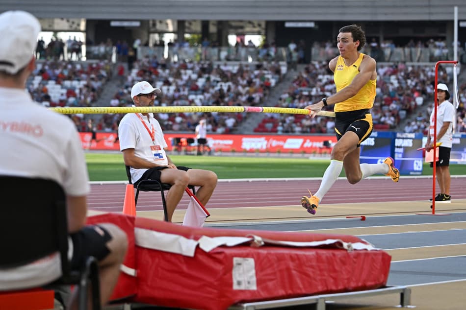 A corrida do sueco Armand para bater, mais uma vez, o recorde mundial do salto com vara (Foto: Attila KISBENEDEK / AFP)