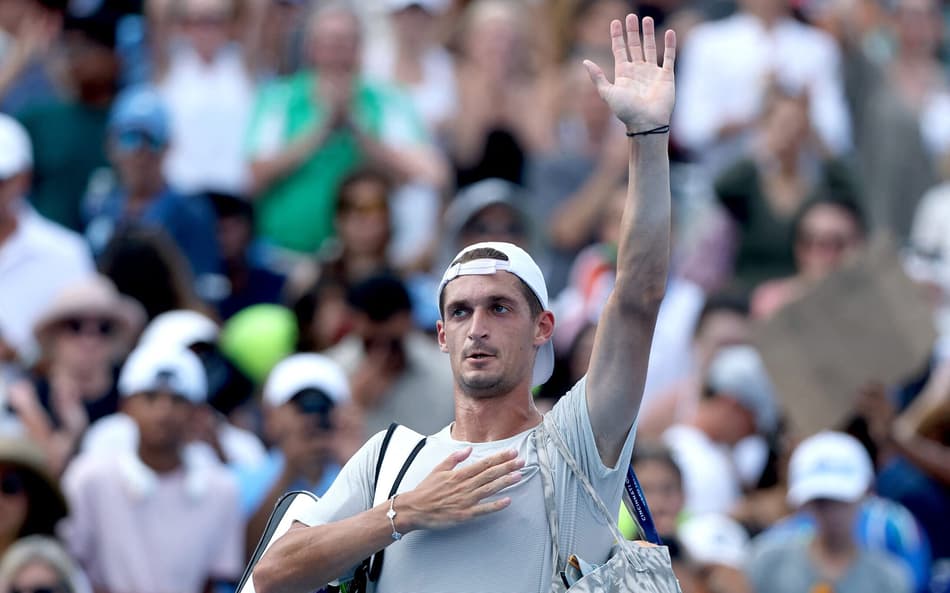 O francêsTerence Atmane se despede do público após a derrota para o italiano Jannik Sinner em Cincinnati (Foto: Matthew Stockman/AFP)