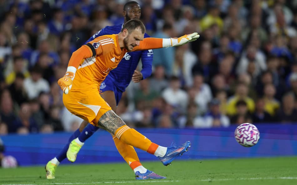 Lucas Perri em ação pelo Leeds United (Foto: Darren Staples / AFP)