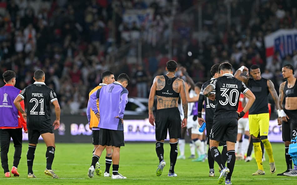 Jogadores do Botafogo após eliminação na Libertadores (Foto: Rodrigo BUENDIA / AFP)