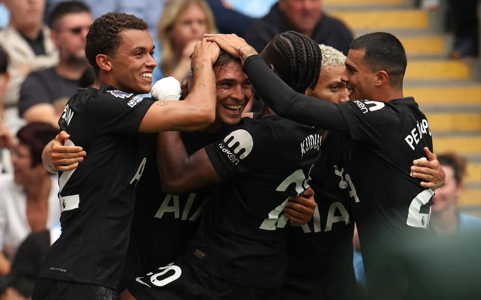 João Palhinha comemora seu gol com os jogadores do Tottenham (Foto: Darren Staples / AFP)