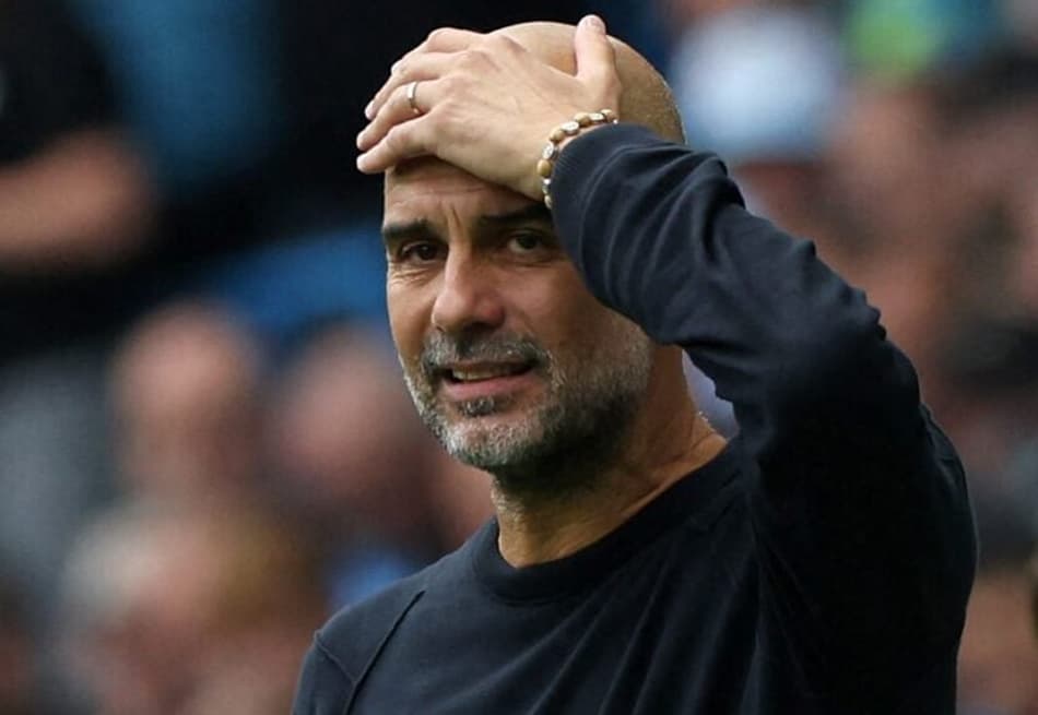 Guardiola leva as mãos à cabeça durante derrota do City para o Tottenham (Foto: Darren Staples / AFP)