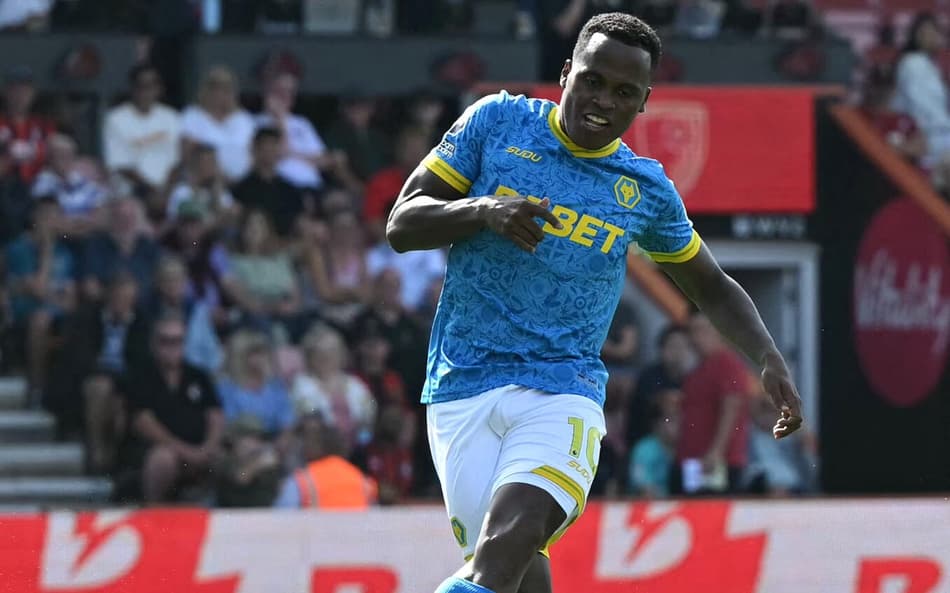 Jhon Arias em ação pelo Wolverhamptom na Premier League (Foto: JUSTIN TALLIS/AFP)