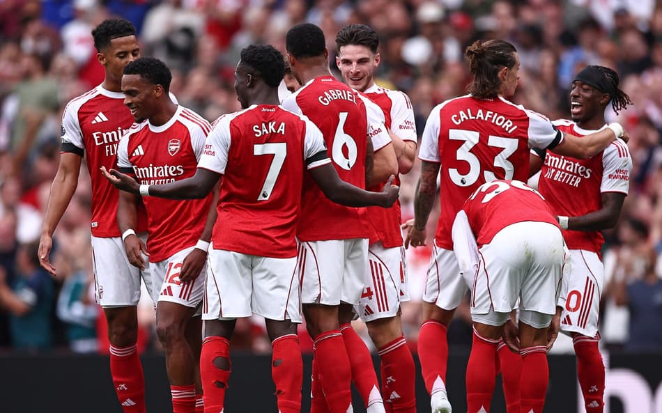 Jogadores do Arsenal comemoram gol contra o Leeds (Foto: HENRY NICHOLLS / AFP)
