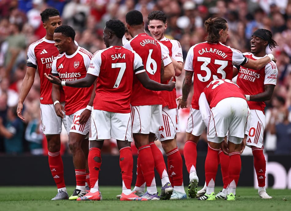 Jogadores do Arsenal comemoram gol contra o Leeds (Foto: HENRY NICHOLLS / AFP)