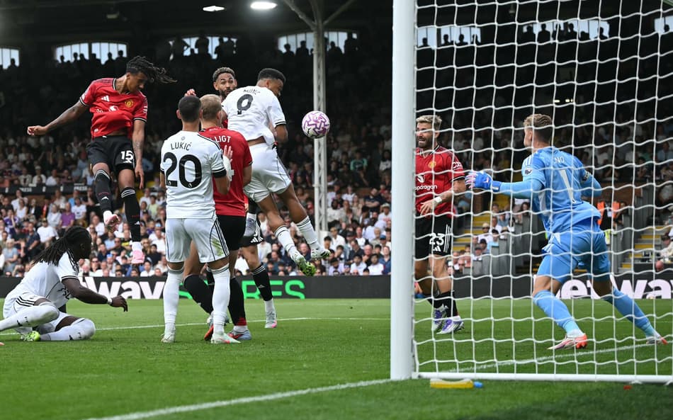 Rodrigo Muniz e Matheus Cunha disputam bola em Fulham x United (Foto: JUSTIN TALLIS / AFP)