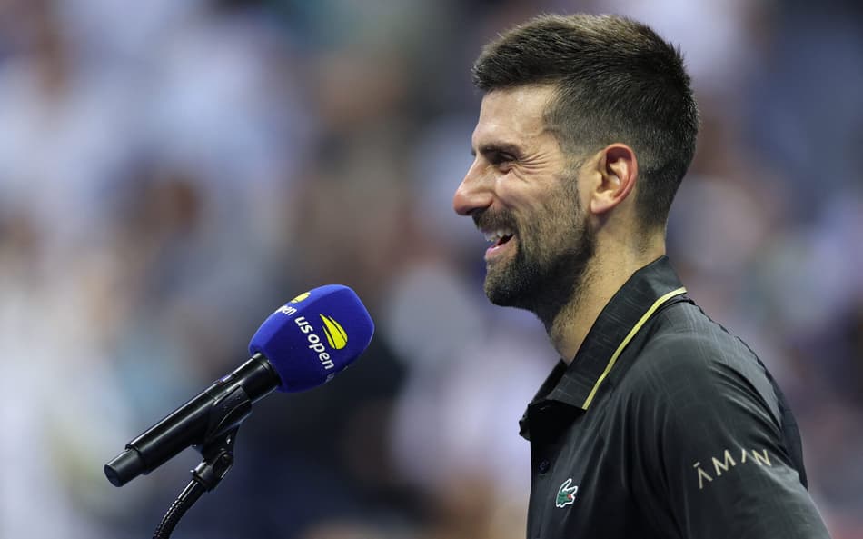 O sérvio Novak Djokovic após a vitória sobre o americano Learner Tien (Foto: CHARLY TRIBALLEAU / AFP)