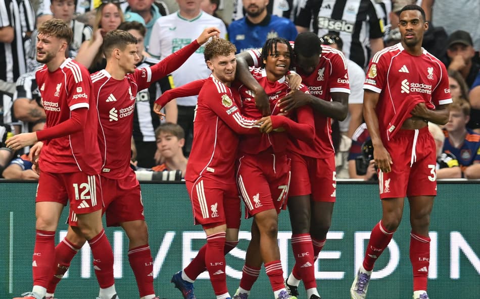 Rio Ngumoha comemora gol do Liverpool pela Premier League (Foto: ANDY BUCHANAN / AFP)