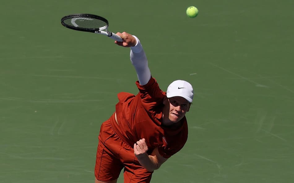 Italiano Jannik Sinner saca na vitória sobre o tcheco Vit Kopriva no US Open (Foto: TIMOTHY A. CLARY / AFP)