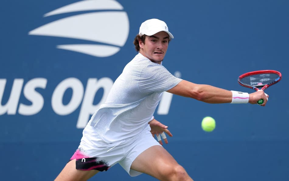 João Fonseca saca na derrota para o tcheco Tomas Machac no US Open (FOto: ELSA / GETTY IMAGES NORTH AMERICA / Getty Images via AFP)