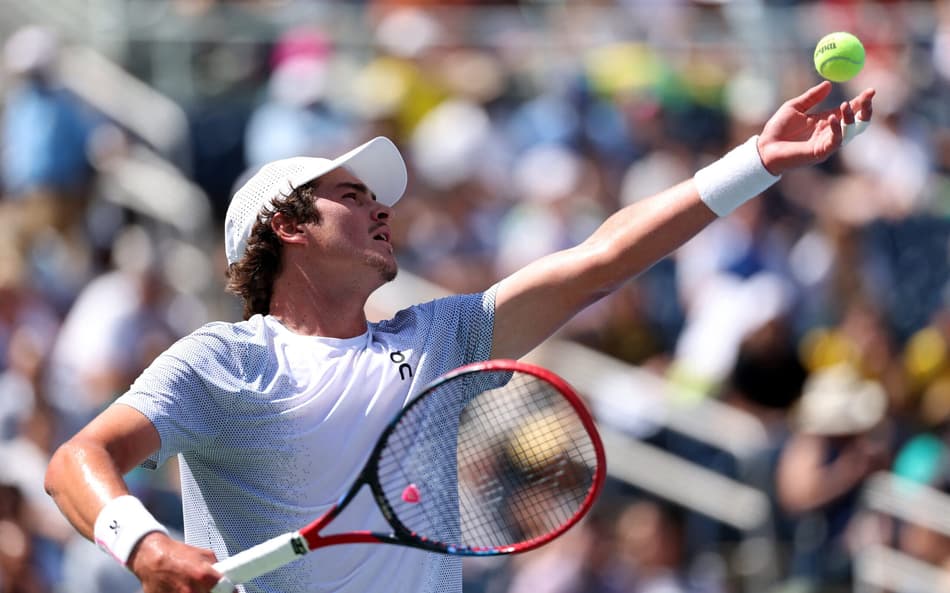 João Fonseca saca na derrota para o tcheco Tomas Machac no US Open (FOto: ELSA / GETTY IMAGES NORTH AMERICA / Getty Images via AFP)