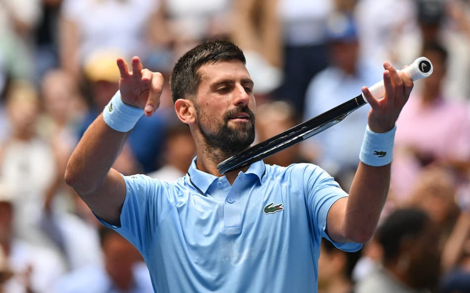 O sérvio Novak Djokovic comemora a vitória sobre o americano Zachary Svajda no US Open (Foto: ANGELA WEISS / AFP)