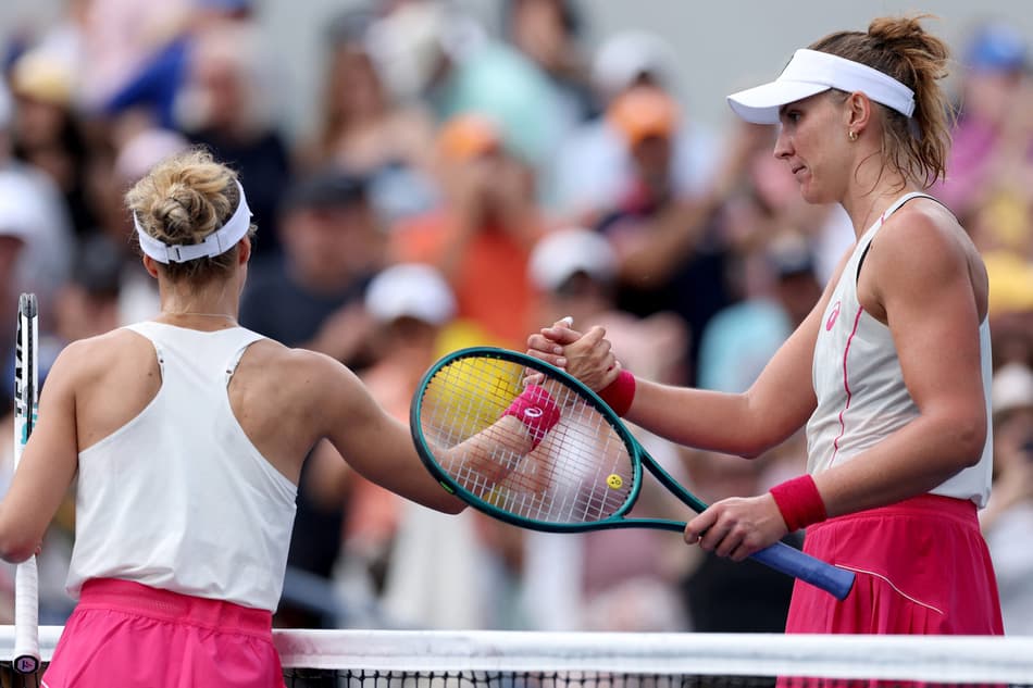 Bia Haddad é cumprimentada por Golubic após a vitória na segunda rodada do US Open (Elsa//AFP)