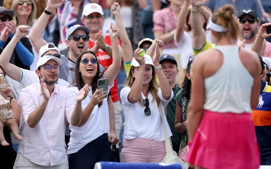 Bia Haddad é celebrada pela torcida após a vitória na segunda rodada do US Open (Elsa//AFP)