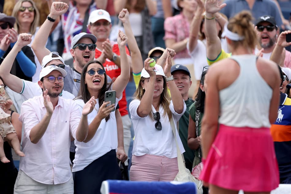 Bia Haddad é celebrada pela torcida após a vitória na segunda rodada do US Open (Elsa//AFP)
