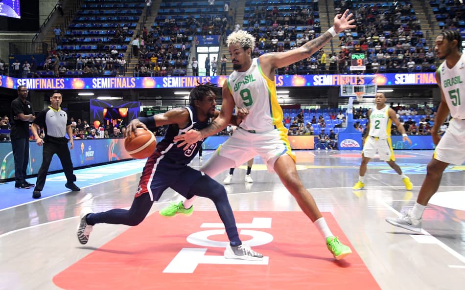 O brasileiro Lucas Dias marca o americano Langston Galloway na vitória na semifinal da Americup (Photo by AFP)